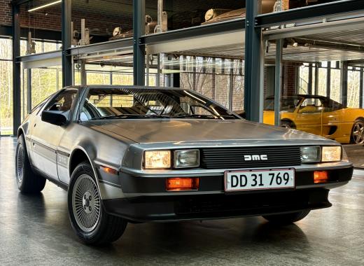 DeLorean DMC-12