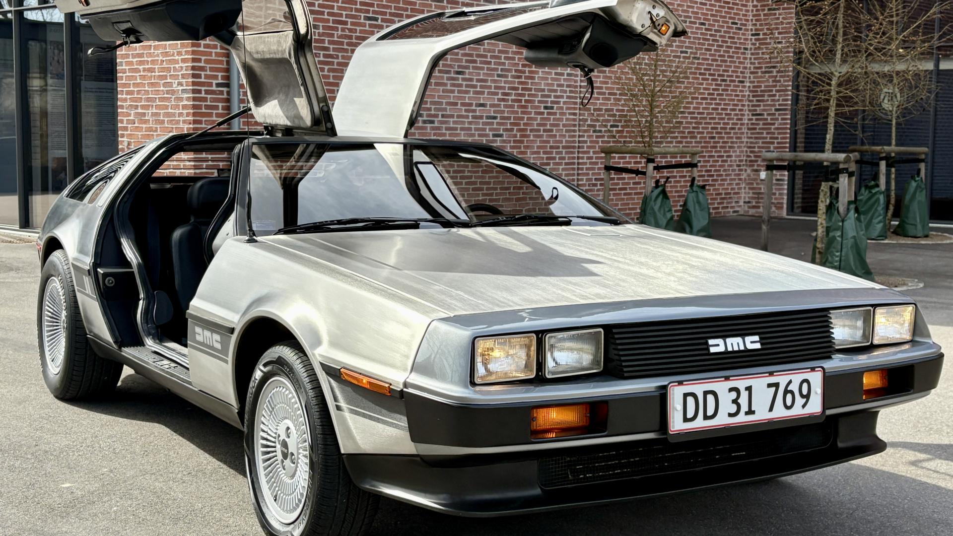 DeLorean DMC-12