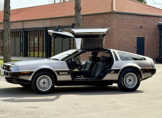 DeLorean DMC-12