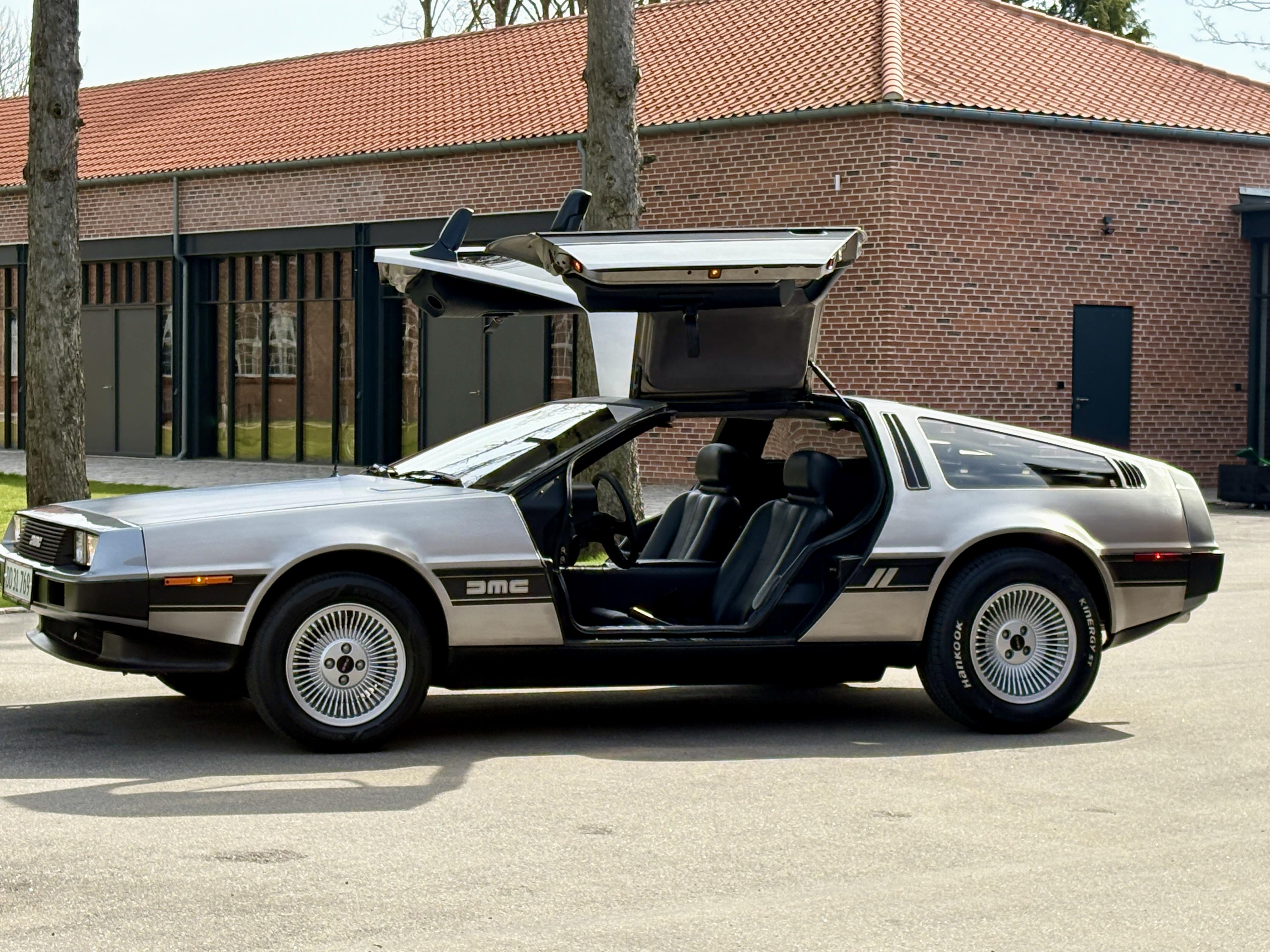 DeLorean DMC-12