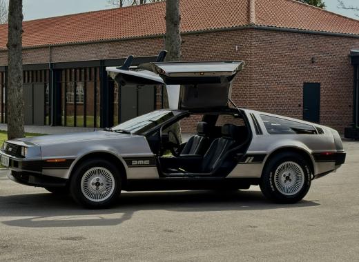 DeLorean DMC-12